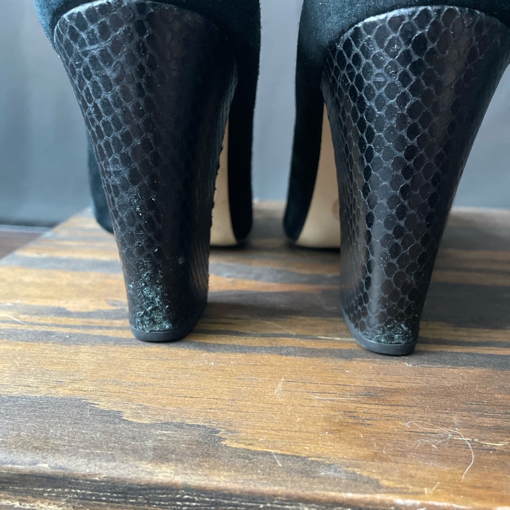 Women's Michael Kors Gloria Kiltie Pump - Picture 4 of 5